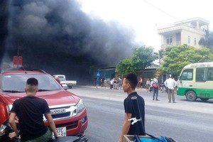 火警現場濃煙滾滾。（圖源：Vietnamnet）