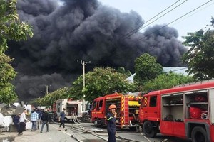 市消防警察力量在福門縣二春工業區滅火。