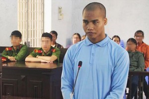 被告人依託泥兒在法庭上答審判員問案。（圖源：元平）