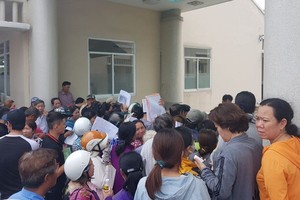 民眾在第二郡人委會辦公室參加關於守添項目的會議。