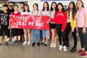 參加由中國暨南大學舉辦國際夏令營活動的該中心12名華人子弟。