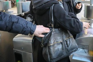 法國警方破獲身份證件走私大案，在首都巴黎和南部濱海阿爾卑斯省的首府尼斯逮捕了8名嫌犯，查獲數百本在巴黎被盜的護照和居留卡等身份證件。（示意圖源：巴黎人報）