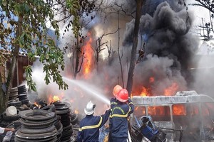 消防隊獲報趕抵火警現場滅火。（圖源：海洋）