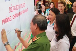 各代表簽署打擊拐賣人口的承諾。（圖源：越通社）