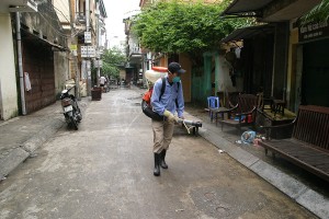 慶和省防疫人員在各民居區進行噴灑除蚊噴霧劑。（圖源：TM）