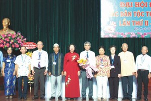 第五郡領導祝賀獲選參加全市各少數民族代表大會的代表。