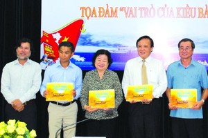 黃志雄攝影家向組委會贈送《長沙活力》一書。