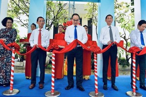 市委書記阮善仁（前中）出席本市社會經濟模擬與預測中心落成剪綵儀式。（圖源：越勇）