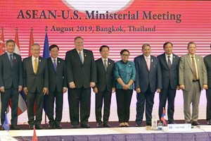 范平明副總理（左四）與東盟－美國各國外交部長合照。（圖源：越通社）