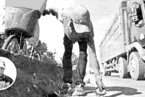 阮文成在街上拾起空瓶子和釘子。