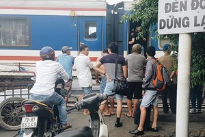 鐵路事故導致路經芽莊市西部的1C號國道路段受堵數個小時。（圖源：K.Nam）