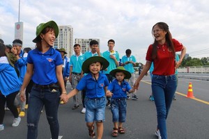 第八郡黃陶玉緣(左)帶著家富(6歲)及家福(4歲)兩個兒子參加 步行活動。（圖源：玉鳳）