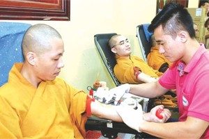 捐血救人-實現菩薩道盛會上，逾500僧尼、信徒登記捐血。（圖源：互聯網）