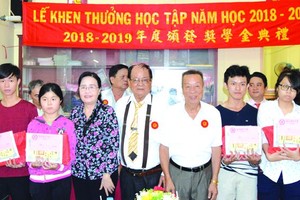 政府部門領導與理事向大學生頒獎。