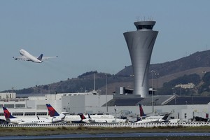 美國三藩市國際機場響應環保，20日開始禁售一次性瓶裝水。（圖源：AP）