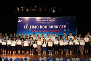 微觀財政組織第十郡分支機構向勞工子弟頒發獎學金。（圖源：勞動者報）