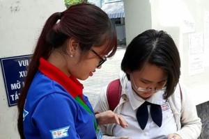 市師範大學志願大學生正為高中生諮訊。