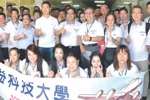 代表團參觀南方屋燕工廠。