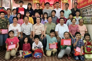 麥氏宗祠理事會成員與領取獎學金子弟合照。