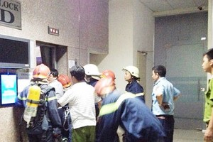 消防警察解救在新富郡Sacomreal公寓的被困者。