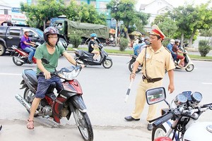 交警查處交通違規者。