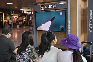 朝鮮導彈：朝鮮8月6日發射兩枚不明飛行物。圖為身處韓國首都首爾地鐵站的民眾觀看有關報道，電視上正播放發射過程。韓國聯合參謀部指，相信朝鮮此次發射的飛行物為短程彈道導彈。（圖源：AFP）