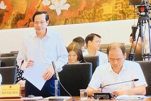 勞動與榮軍社會部長陶玉蓉（前左）在會議上發言。（圖源：英芳）