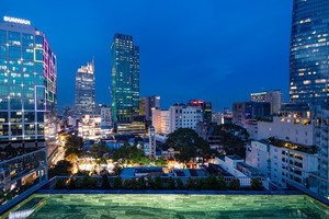 INNSiDE by Melía Saigon Central酒店頂層泳池可觀賞到本市美麗的夜景。