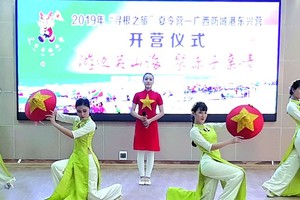 在開營儀式上，千華歌舞隊表演了多個歌舞節目助興。