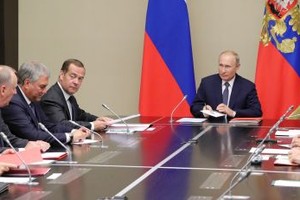 俄總統普京（中）與俄聯邦安全會議多位常務委員開會。（圖源：新華社）