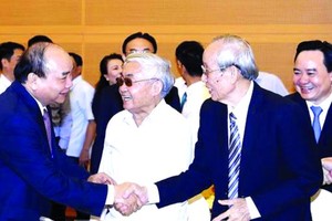 政府總理阮春福與各教育專家交談。（圖源：互聯網）