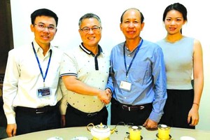 大發餅家總經理許玉林（左二）與華人明隆陶瓷企業家合作。