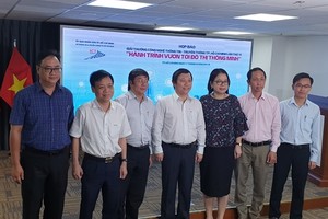 市新聞與傳播廳長楊英德（中）同組委會代表在儀式上合照。（圖源：互聯網）