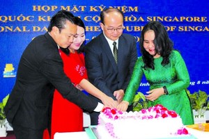 雙方領導代表參加切蛋糕慶祝國慶儀式。