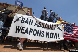 美國得克薩斯州埃爾帕索發生槍擊事件後，示威者舉著橫幅要求槍支管控。（圖源：AP）