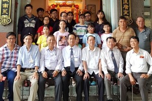 許氏宗祠理事們與獲獎學金子弟合影。