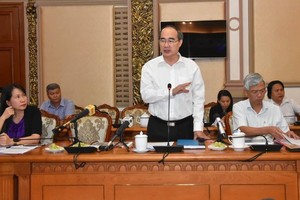 市委書記阮善仁（前中）在會上發言。（圖源：晉盛）