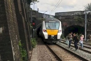 英國當地時間9日黃昏繁忙時間出現大範圍停電，持續一個多小時，造成交通大混亂。（圖源：互聯網）