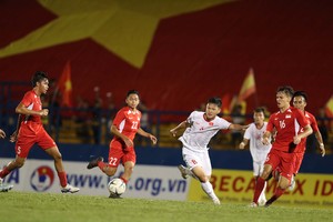 越南（白衣）－新加坡比賽一瞥。（圖源：互聯網）