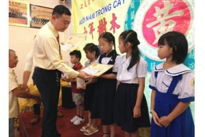 黃氏宗祠頒發獎助學金