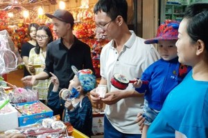 消費者在梁汝學傳統花燈街上選購花燈。