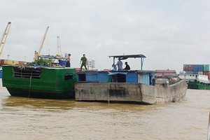 被扣押的非法採沙船。（圖源：雄勇）