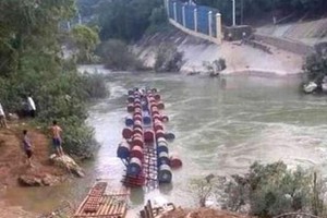 當地最近發生的浮橋側翻造成非法入境中國眾人墜河。（圖源：CTV）