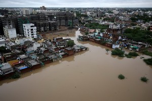 印度接連受旱災、洪災侵襲，造成嚴重財產損失。圖為西部城市阿米達吧的景象。（圖源：路透社）