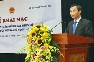 旅居海外越南人國家委員會副主任梁清毅致開幕詞。（圖源：T.P）