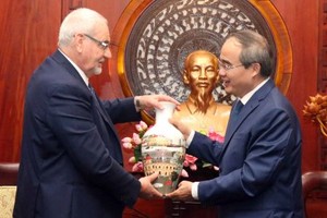 市委書記阮善仁（右）向菲利普總經理贈送紀念品。（圖源：越通社）