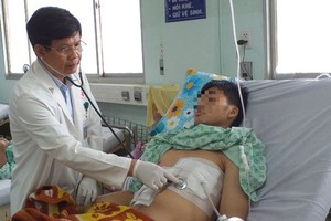 醫生給阿 L 進行手術後查體。