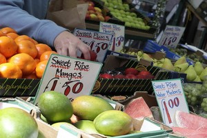 預期英國無協議脫歐將帶來的衝擊，英國人瘋狂屯積糧食。圖為倫敦的水果難一景。  （圖源：AP）