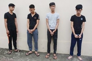 4名疑犯因進行高利貸、代人討債行為被公安扣押。