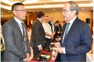 市委書記阮善仁（右）與各代表交談。（圖源：市黨部新聞網）